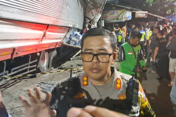 Kecelakaan Truk Aki Rem Blong di Turunan Silayur Semarang, Dua Orang Meninggal Dunia - JPNN.COM