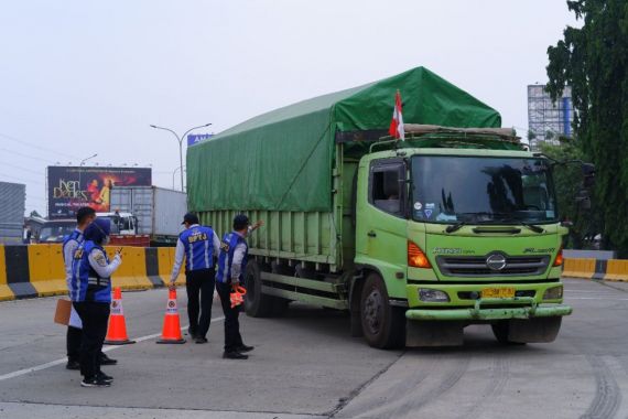 Kemenhub Diminta Lebih Bijak soal Pelarangan Truk Sumbu 3 di Hari Besar Keagamaan - JPNN.COM