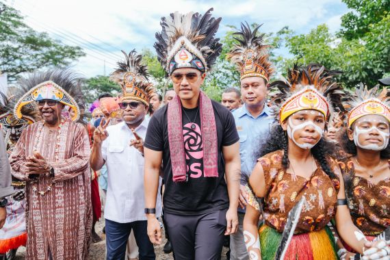 Blusukan Bareng Septinus Lobat di Pasar Sorong, Kaesang Disangka Gibran - JPNN.COM