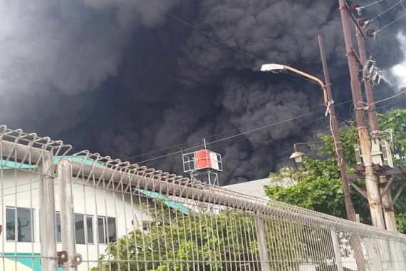 Pabrik di Kawasan Industri Terboyo Terbakar, Damkar Semarang Kerahkan Seluruh Personel - JPNN.COM