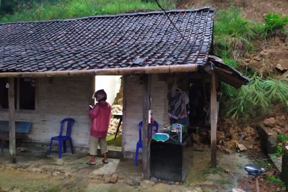 2 Rumah Warga di Trenggalek Rusak Parah Diterjang Longsor - JPNN.COM