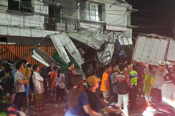 Rem Truk Tronton Blong, Hantam Warung & Kendaraan di Semarang, 2 Orang Tewas - JPNN.COM