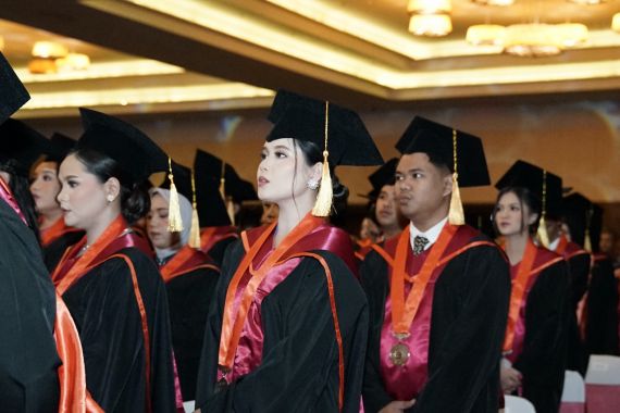 Gelar Wisuda ke-XIV, Universitas Bakrie Lahirkan 882 Generasi Unggul yang Siap Membangun Negeri - JPNN.COM