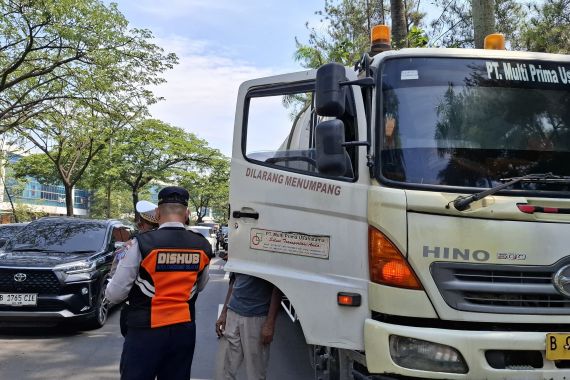 Operasi Gabungan Pemkot Tangsel, Puluhan Truk Pelanggar Jam Operasional Terjaring - JPNN.COM