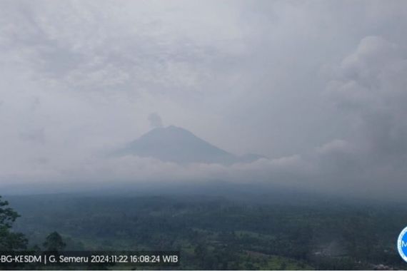 Gunung Semeru Erupsi Lagi, Tinggi Letusan 600 Meter - JPNN.COM