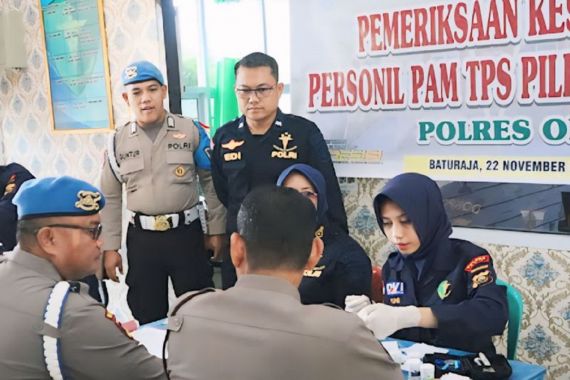 Patut Ditiru, Ratusan Polisi yang Awasi TPS Jalani Pemeriksaan Kesehatan - JPNN.COM