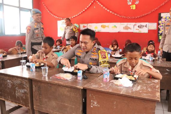 Kapolres Banyuasin Membagikan Makanan Bergizi Gratis untuk Siswa SDN 13 Air Kumbang - JPNN.COM