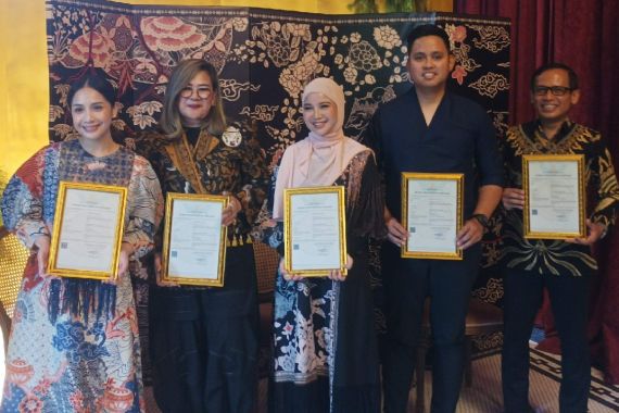 Kenalkan Batik Kendil Mas, Chacha Frederica Ungkap Sulitnya dapat Persetujuan Suami - JPNN.COM