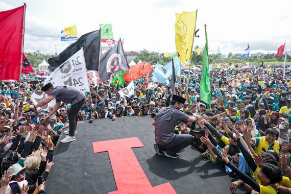 Kampanye Akbar Robinsar-Fajar, Puluhan Ribu Massa Berkumpul di Lapangan Bukit Cilegon Asri - JPNN.COM