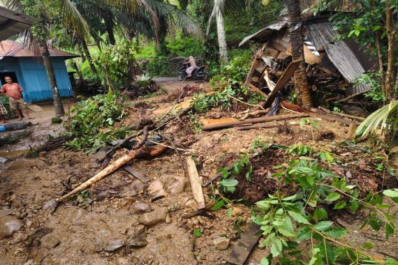 Mensos Gus Ipul Beri Bantuan Biaya Perbaikan Rumah Kepada Korban Longsor di Padang Lawas - JPNN.COM