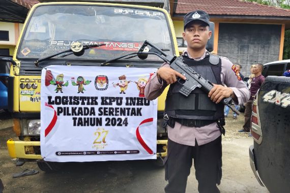 Polisi Bersenjata Kawal Pendistribusian Logistik Pilkada di Inhu - JPNN.COM