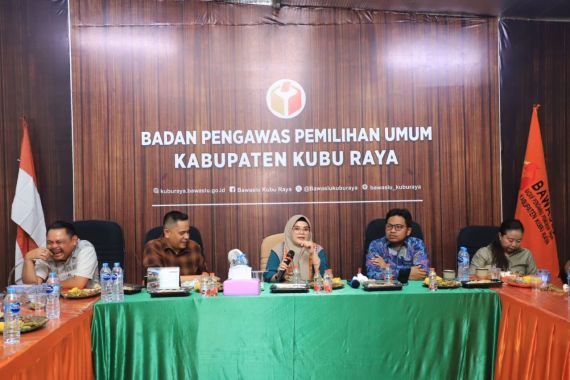 Anggota Bawaslu Lolly Suhenty Minta Pengawas Ad Hoc Cermat Tanggapi Surat Edaran KPU - JPNN.COM