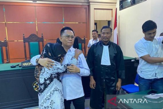 Tangis Guru Honorer Supriyani Pecah Setelah Divonis Bebas - JPNN.COM