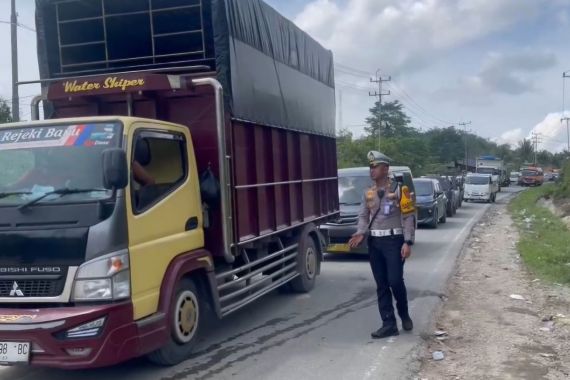 Jalan Utama Penghubung Riau-Sumbar Macet Total, Ternyata Ini Penyebabnya - JPNN.COM