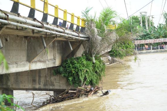 Jembatan Sungai Rokan Miring, Kendaraan Berat Dilarang Melintas - JPNN.COM