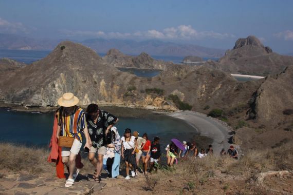 La Nina Picu Cuaca Ekstrem Menjelang Nataru, Wisatawan Diminta Waspada - JPNN.COM