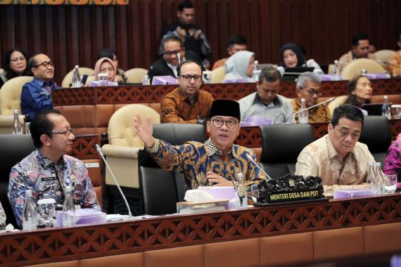 Rapat di DPR, Mendes Yandri Ungkap Belanja Masalah & Bentuk Tim Pengawasan Dana Desa - JPNN.COM