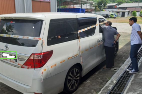 Bea Cukai Serahkan Barbuk Kasus Rokok Ilegal ke Kejari Kota Semarang, Ada Mobil Mewah - JPNN.COM