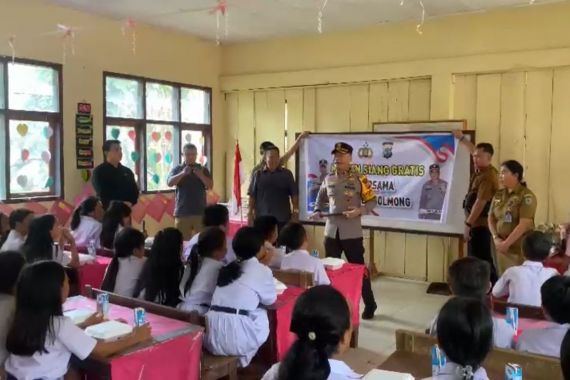 Dukung Program Pemerintah, Polres Bolmong Bagikan Makanan Gratis kepada Siswa SD - JPNN.COM