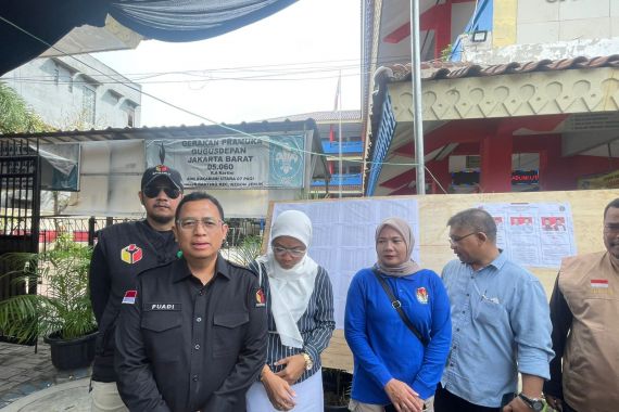 Anggota Bawaslu Puadi Turun Langsung Awasi Pencoblosan di TPS 028 SD Sukabumi Utara - JPNN.COM