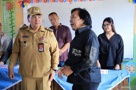 Komeng & Pj Bupati Bogor Tinjau TPS dekat Rumah Prabowo - JPNN.COM