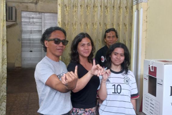 Kaka Slank bersama Istri dan Anak Gunakan Hak Suara di Pilkada 2024 - JPNN.COM