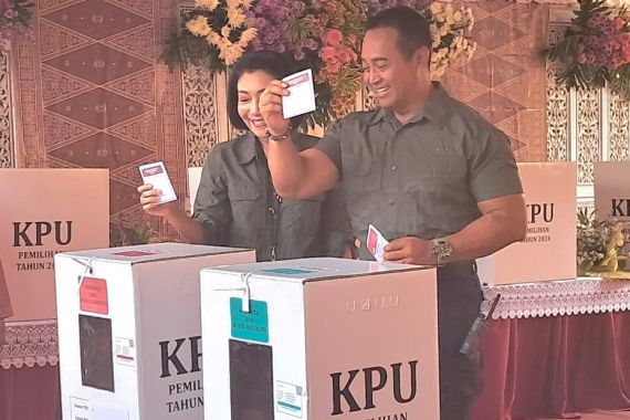 Momen Andika Bersama Istri Nyoblos di TPS Hendi: Siap Menang & Kalah - JPNN.COM