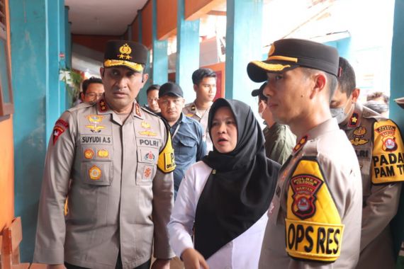 Kapolda Banten Langsung Tangani Insiden TPS Roboh Ketika Pencoblosan - JPNN.COM