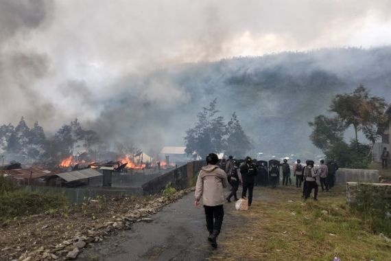 Bentrok Antar-Massa Pendukung Paslon, 40 Rumah Dibakar , 94 Orang Terkena Panah - JPNN.COM