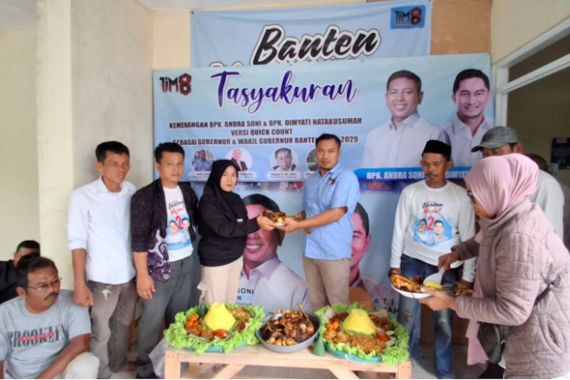 Tim 08 Prabowo Potong 57 Ekor Ayam Putih untuk Syukuran Kemenangan Andra - Dimyati Versi Hasil Hitung Cepat - JPNN.COM