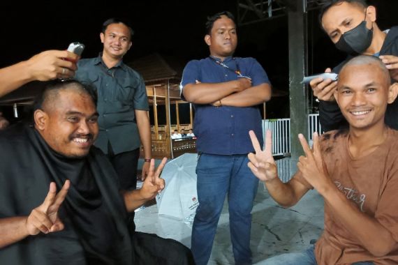 Pilkada Kabupaten Serang 2024: Massa Pendukung Zakiyah-Najib Cukur Botak - JPNN.COM