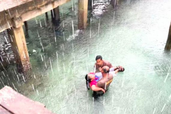 Pelajar yang Tercebur ke Laut Anambas Selamat dari Maut, 5 Anggota Polisi Ini Panen Pujian - JPNN.COM