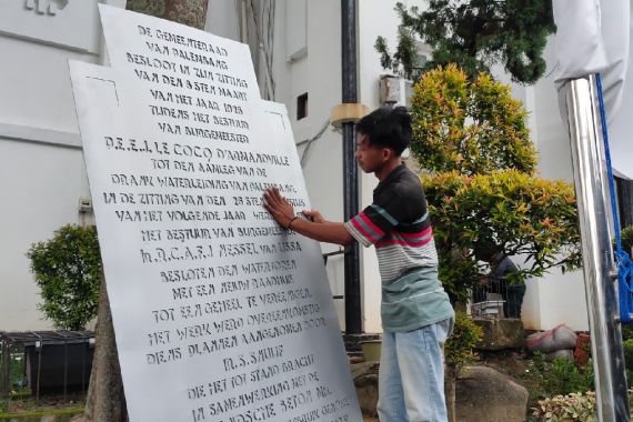 Tukang Bangunan Temukan Prasasti Ledeng Palembang Saat Bobok Dinding - JPNN.COM