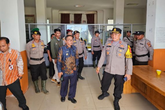 Kapolres Rohil Pantau Penghitungan Suara di PPK Seusai Pilkada - JPNN.COM