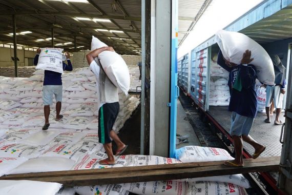 Pupuk Indonesia Salurkan Pupuk Bersubsidi Kepada Petani, Sebegini Jumlahnya - JPNN.COM