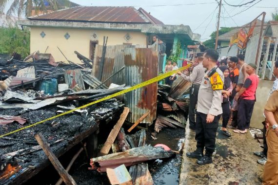 Kebakaran di Palembang Menghanguskan 2 Rumah dan 1 Bedeng, Begini Kejadiannya - JPNN.COM