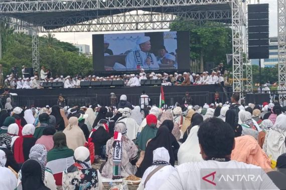 Berdiri di Depan Massa Reuni Akbar PA 212, Habib Rizieq Menyampaikan Pesan, Lantang - JPNN.COM