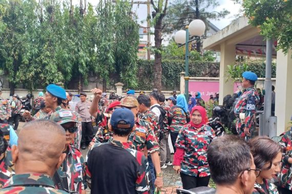 Warga Jaktim Datangi Bawaslu, Minta Pengusutan di TPS 28 Pinang Ranti - JPNN.COM