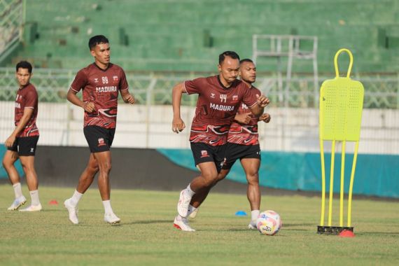 Lihat Latihan Madura United Menjelang Meladeni Persebaya - JPNN.COM