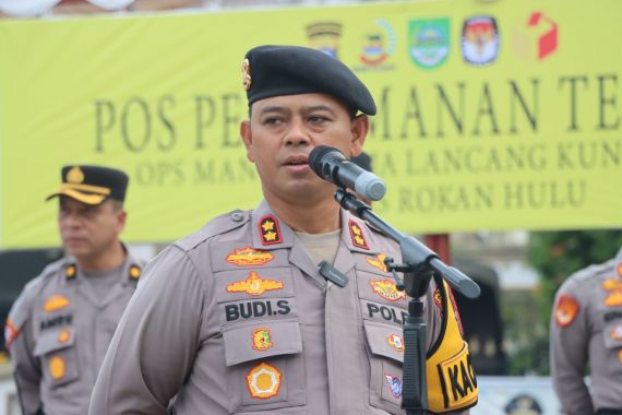 Polres Rokan Hulu Gelar Apel Pengamanan Rapat Pleno Rekapitulasi Suara Pilkada - JPNN.COM