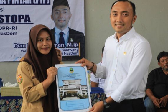 Wakil Ketua DPRD Karawang Memberikan Bantuan Beasiswa PIP - JPNN.COM