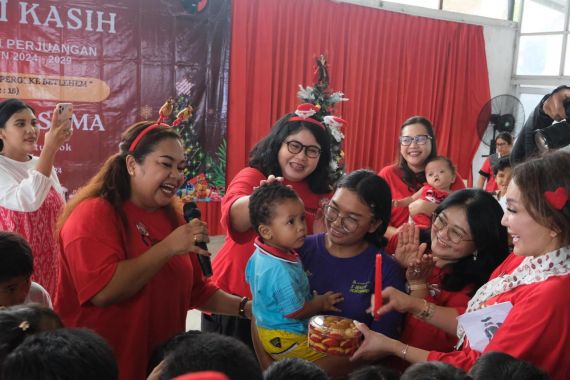 Sambut Natal, Perempuan PDIP Beri Bingkisan kepada Anak Panti Asuhan - JPNN.COM