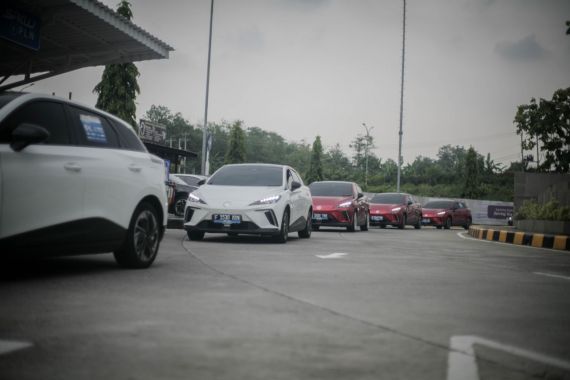 Bawa Misi Penting, Puluhan Pengguna Mobil Listrik MG Menuntaskan Touring 1500 Km - JPNN.COM