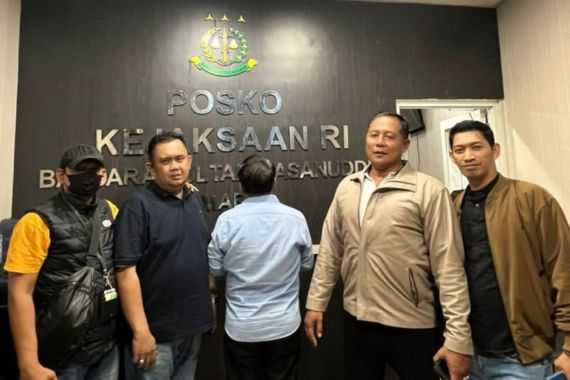 Kejaksaan Tangkap Buronan Kasus Korupsi Pengelolaan Mal di Pinrang - JPNN.COM