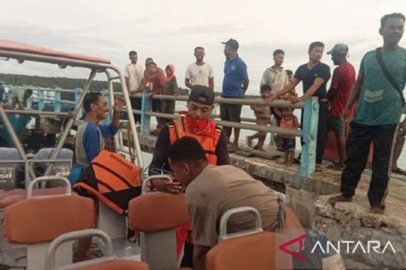 Tim SAR Evakuasi 5 Penumpang Perahu yang Mati Mesin di Tanjung Borang Maluku - JPNN.COM