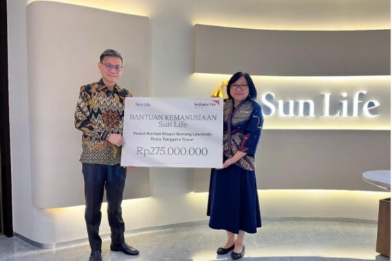 Sun Life Salurkan Rp 275 Juta untuk Korban Erupsi Gunung Lewotobi - JPNN.COM