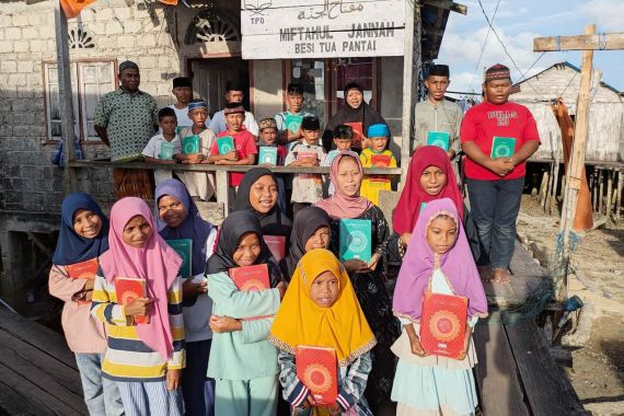 BWA Distribusikan 40 Ribu Alquran Wakaf ke Wilayah Terpencil di Maluku - JPNN.COM