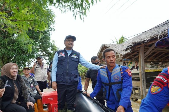 Mensos Gus Ipul Naik Perahu Karet untuk Salurkan Bantuan Korban Banjir di Pandeglang - JPNN.COM