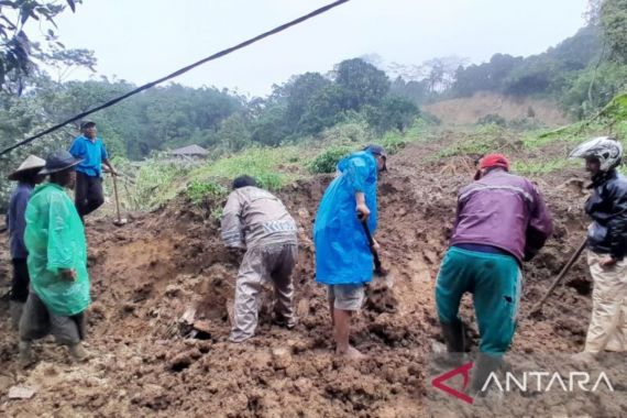 Innalillahi, Satu Keluarga Tertimbun Longsor di Sukabumi - JPNN.COM