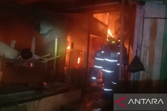 Kebakaran Melanda 10 Rumah di Matraman, Ini Dugaan Penyebabnya - JPNN.COM